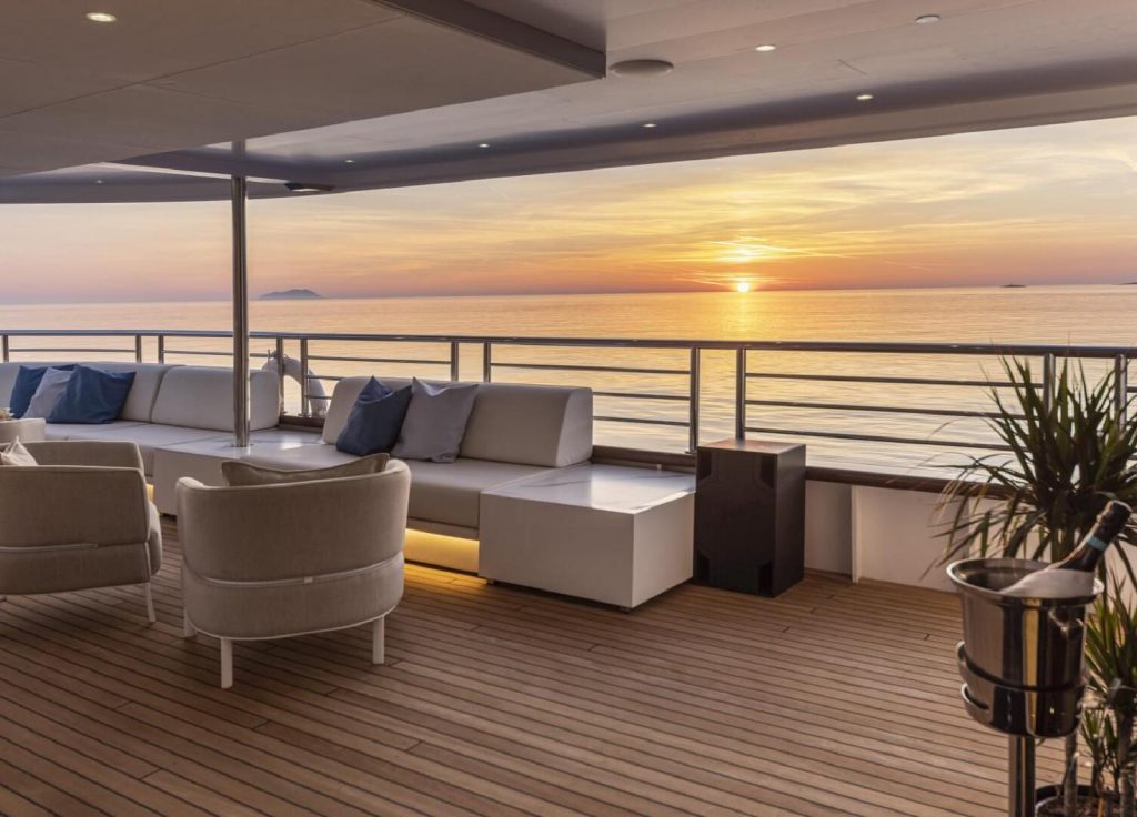 MV Custom Line 52M „Anthea" – Deck
