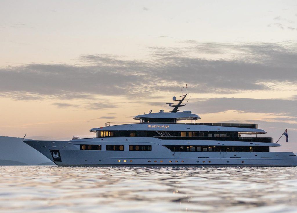 MV Custom Line 50m „Black Swan" – Ansicht 3