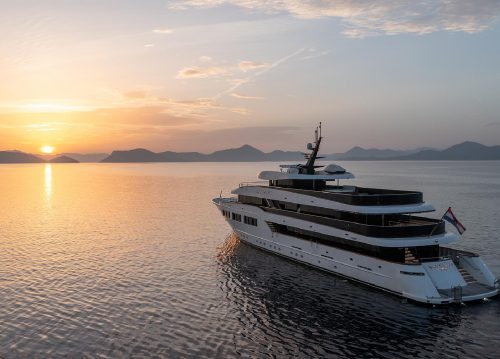 Luxusyacht MV Custom Line 50m „Black Swan"