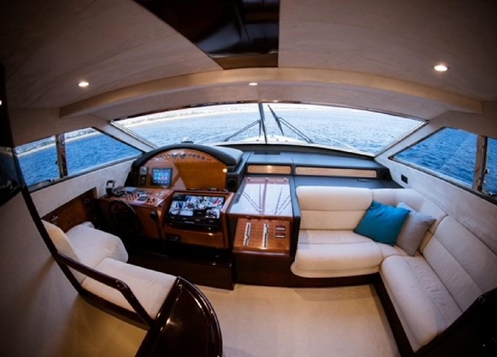 Ferretti 72 „Hasard" – Cockpit