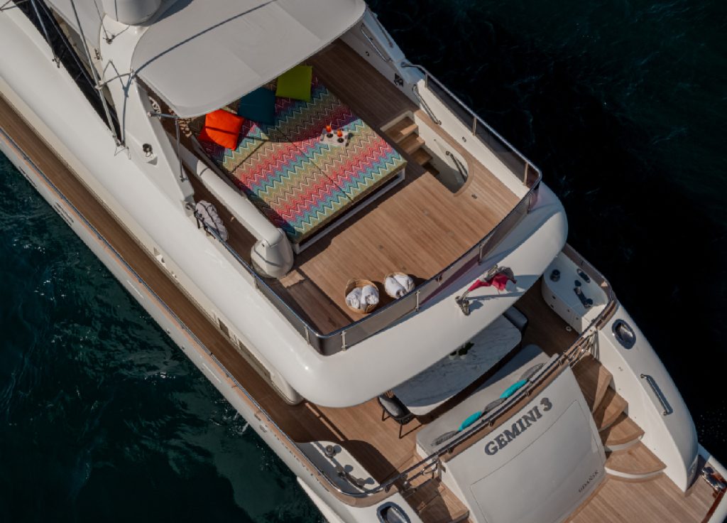 MY Mairoa "Gemini 3" – Deck