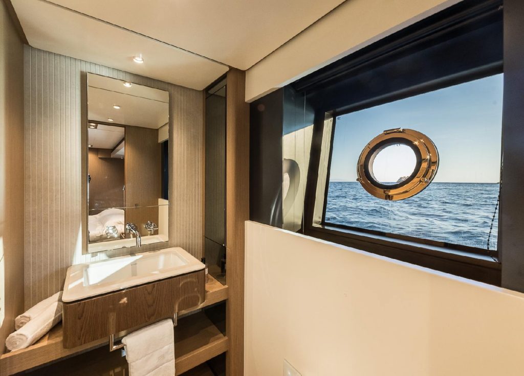 Ferretti 30m "Nailu+" – Bad