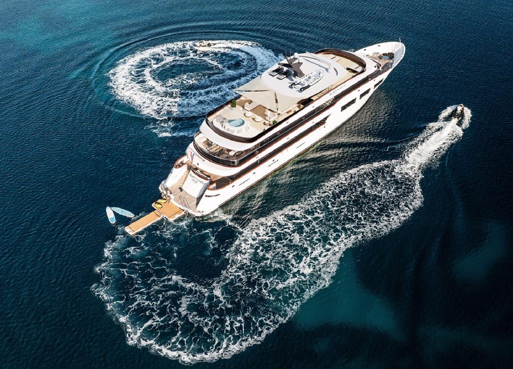 MV Custom Line 50m „Black Swan" – Ansicht 2
