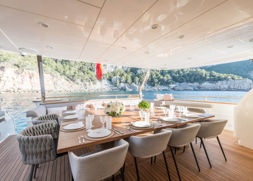 Astondoa 102 GLX "B4" – Essbereich