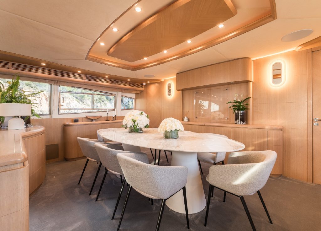 Astondoa 102 GLX "B4" – Essbereich