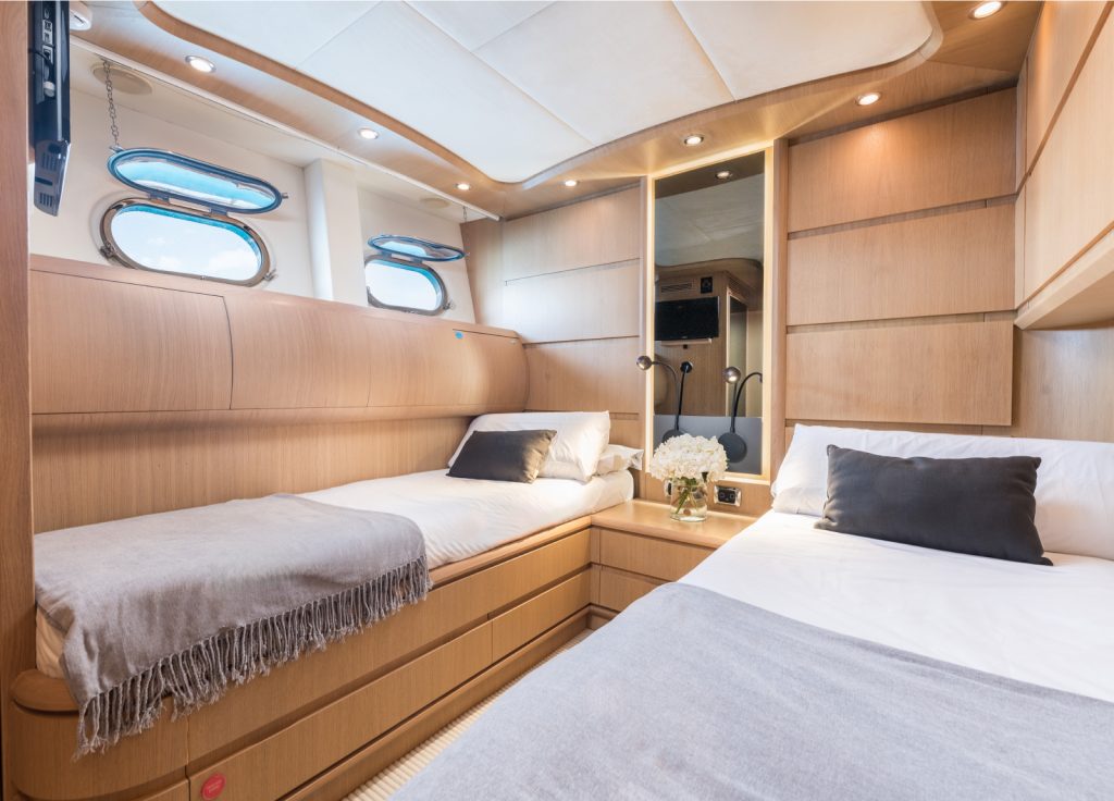 Astondoa 102 GLX "B4" – Kabine