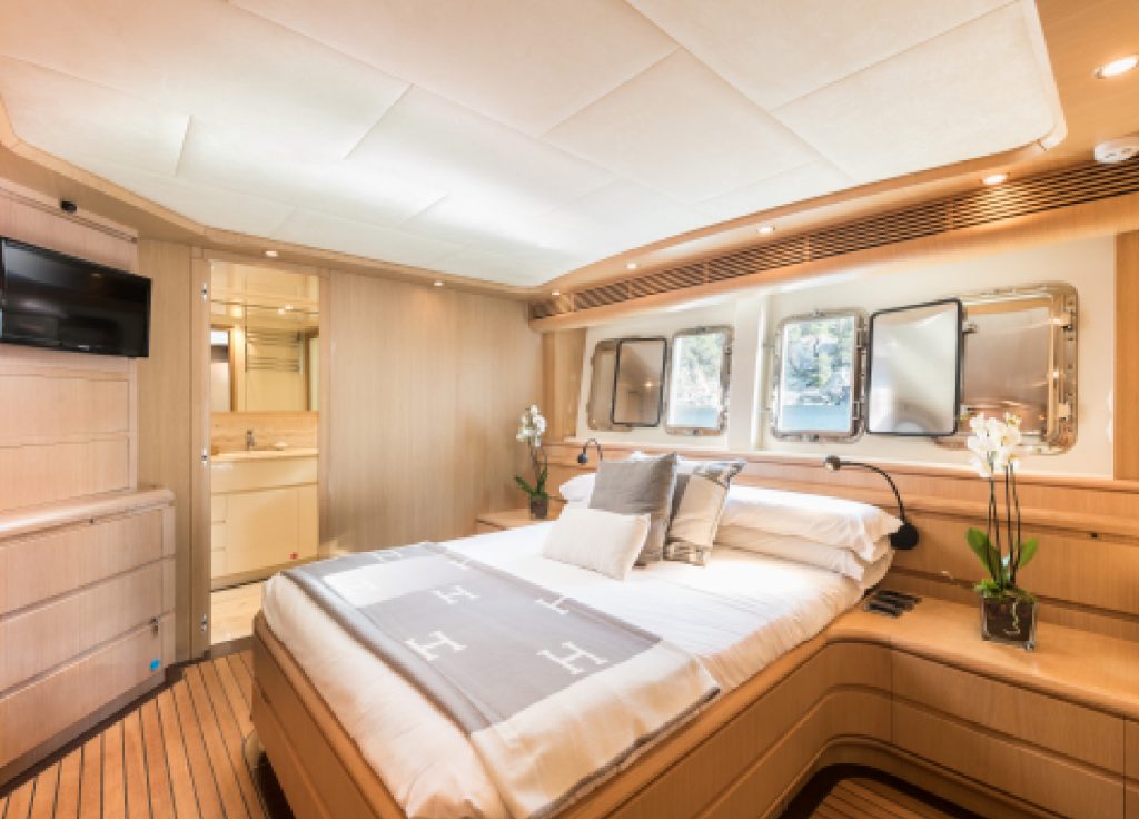 Astondoa 102 GLX "B4" – Kabine