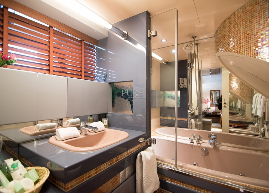 Heesen 28m "Heartbeat of Life" – Bad