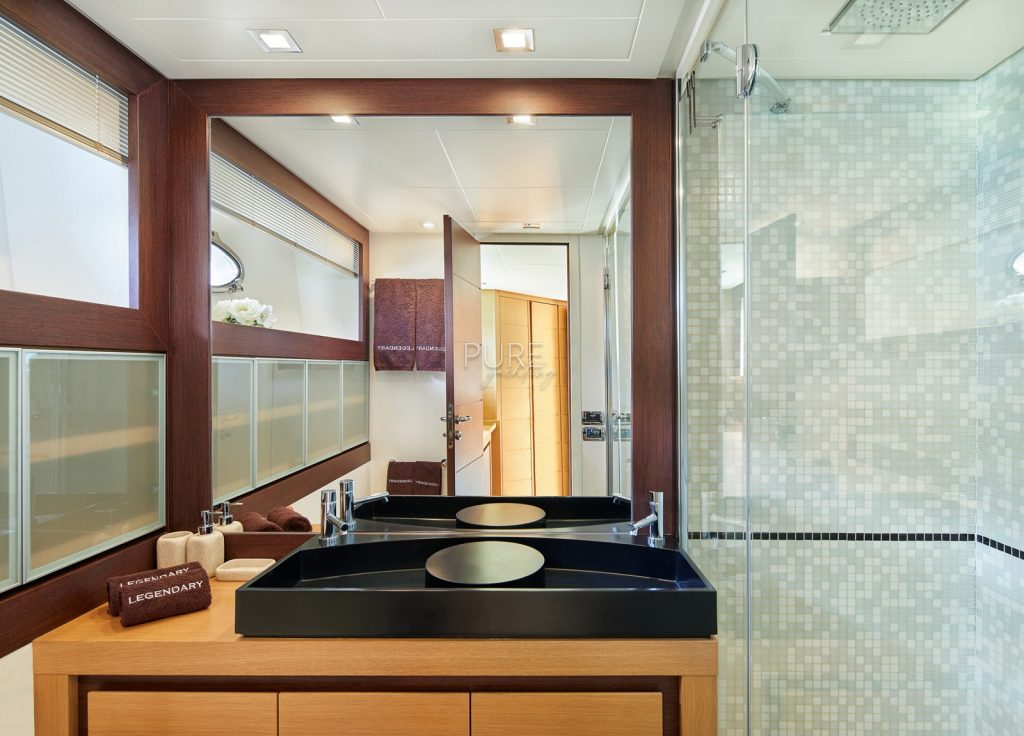 Pershing 72 “Legendary” – bathroom