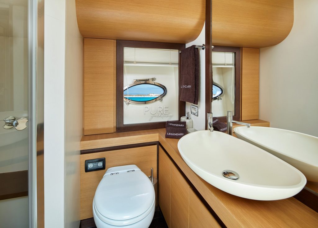 Pershing 72 “Legendary” – bathroom