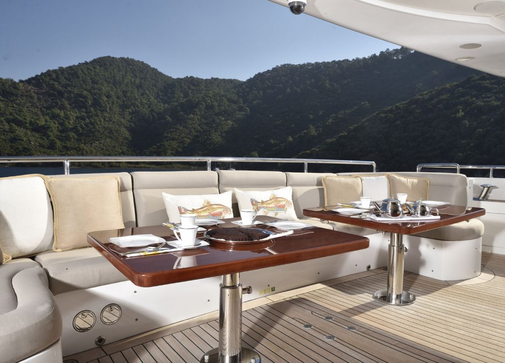 Benetti Classic 120 "Quest R" – Deck