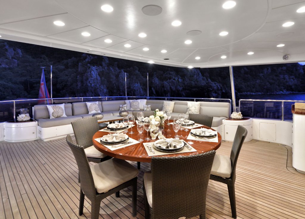 Benetti Classic 120 "Quest R" – Oberdeck