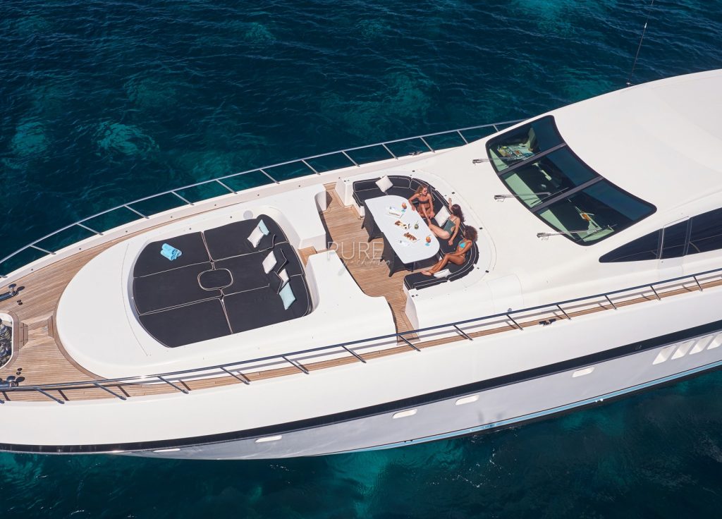 Mangusta 130 "Mrs Grey" – Bug