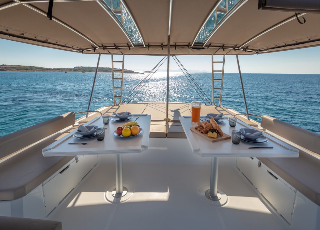 Bali 5.4 "License to Chill" – Flybridge