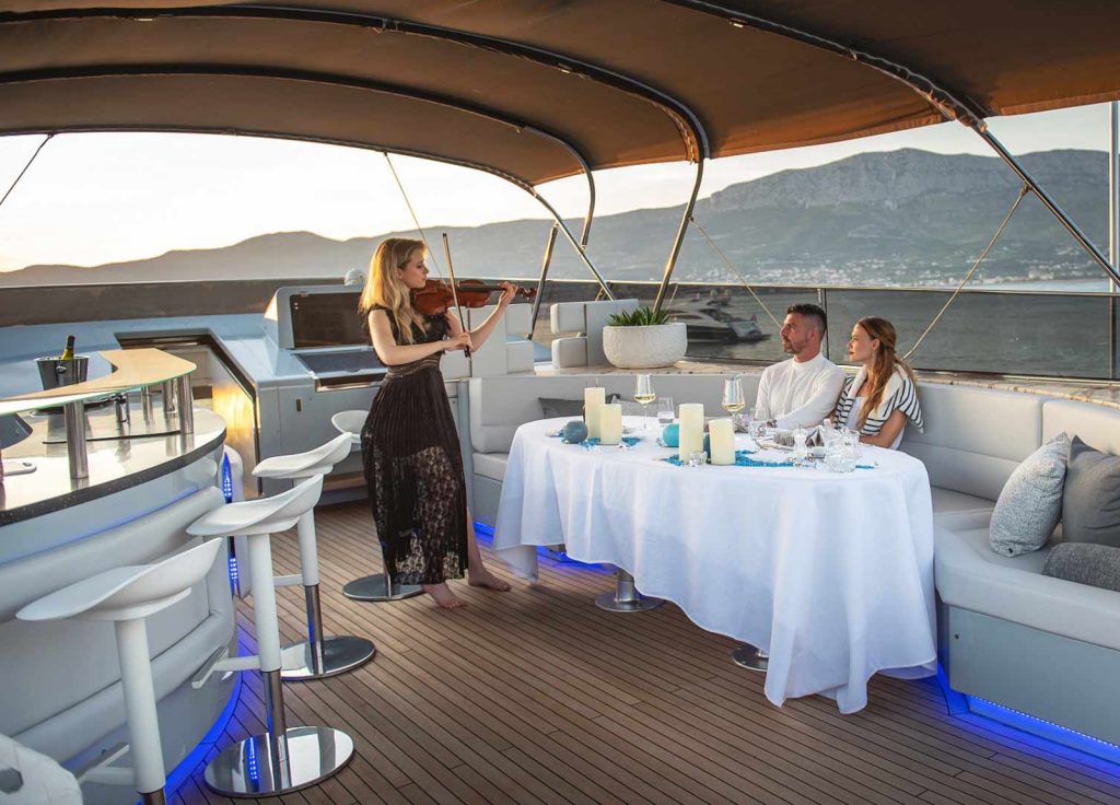 Admiral 35 "Anavi" – Essbereich