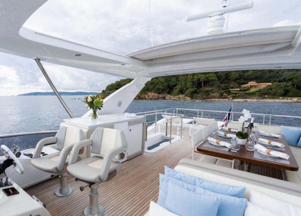 Azimut 72 Fly "Mineira" – Flybridge