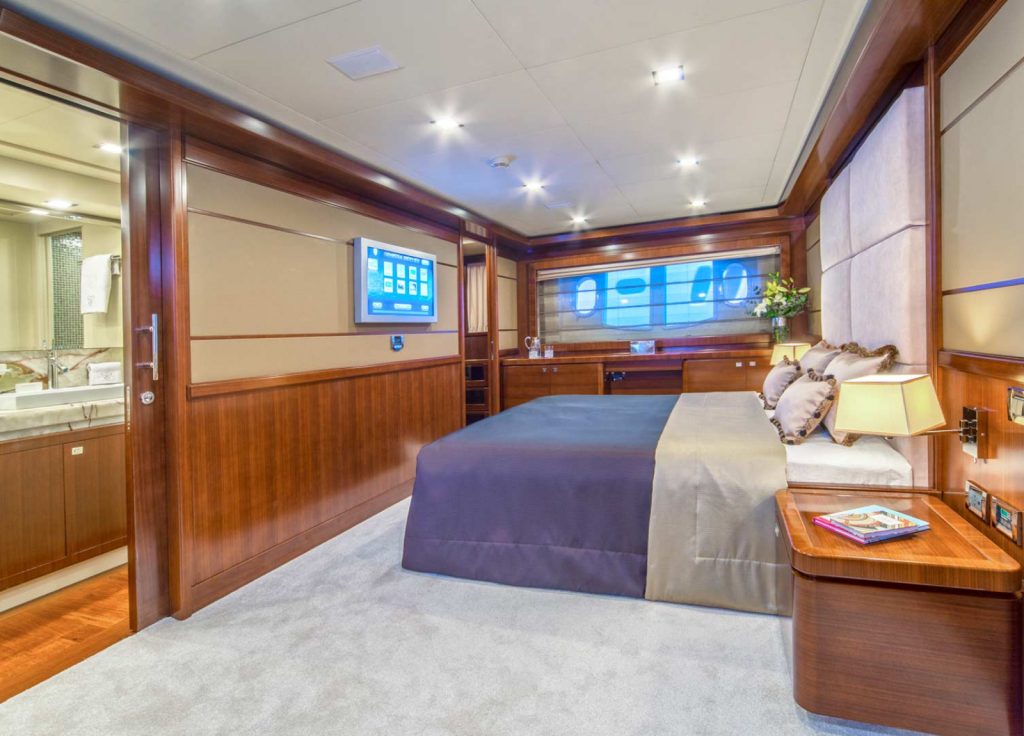 Ferretti Navetta 33 "Seventh Sense" – Kabine
