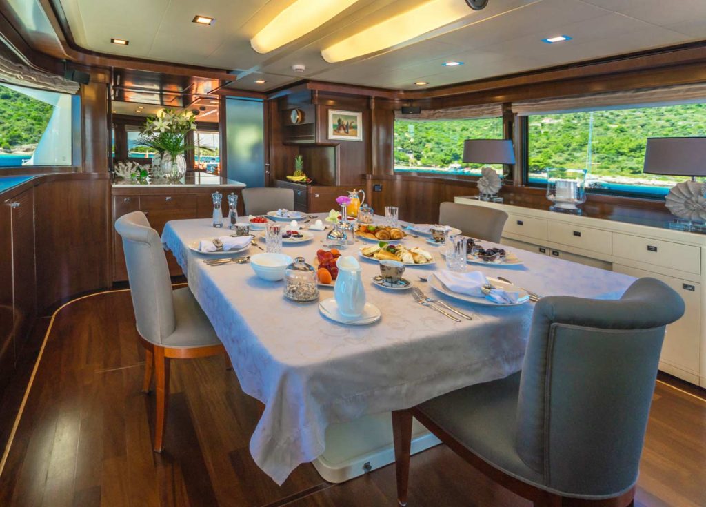 Ferretti Navetta 33 "Seventh Sense" – Essbereich