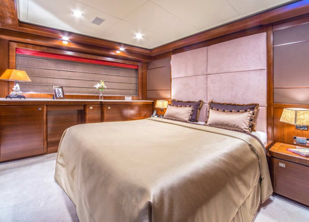 Ferretti Navetta 33 "Seventh Sense" – Kabine