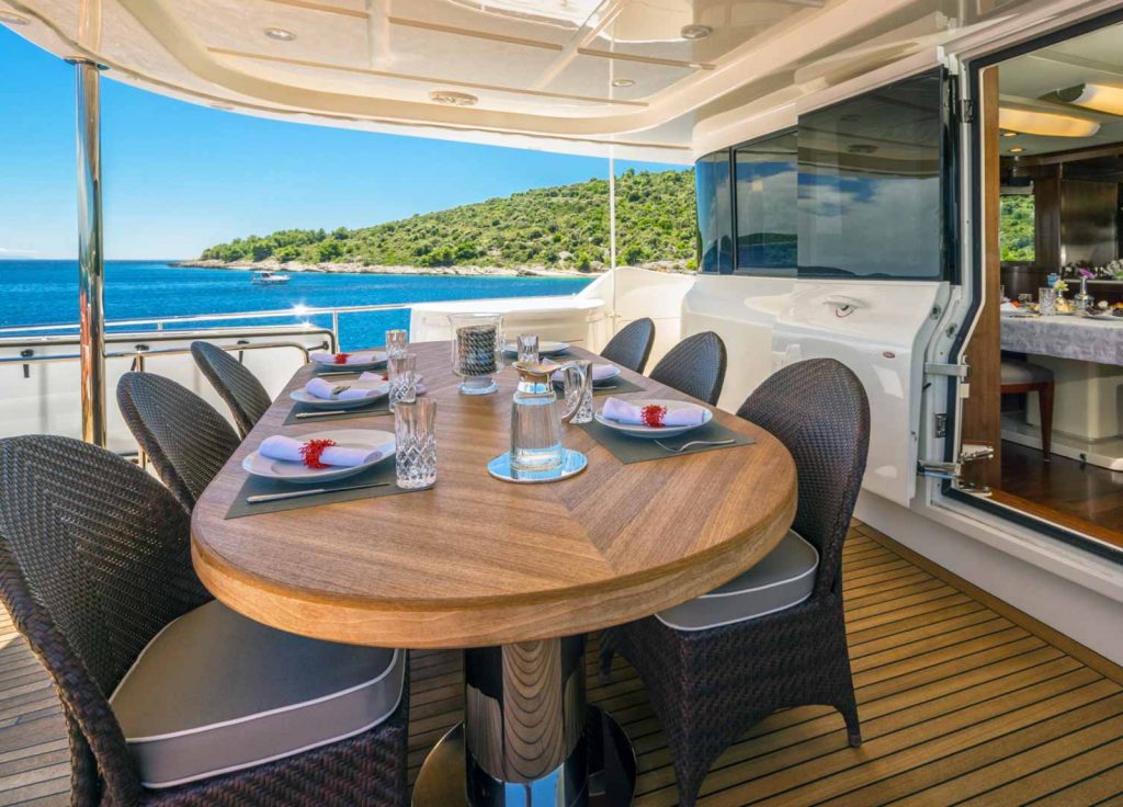 Ferretti Navetta 33 "Seventh Sense" – Essbereich