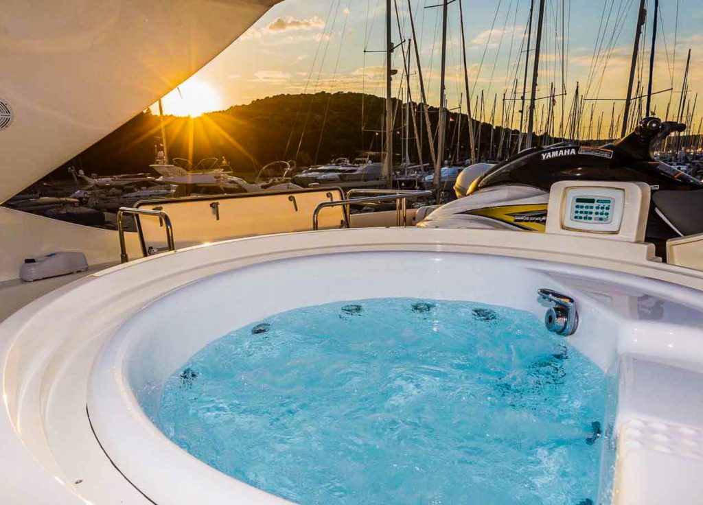 Ferretti 880 "Miss Katariina" – Jacuzzi