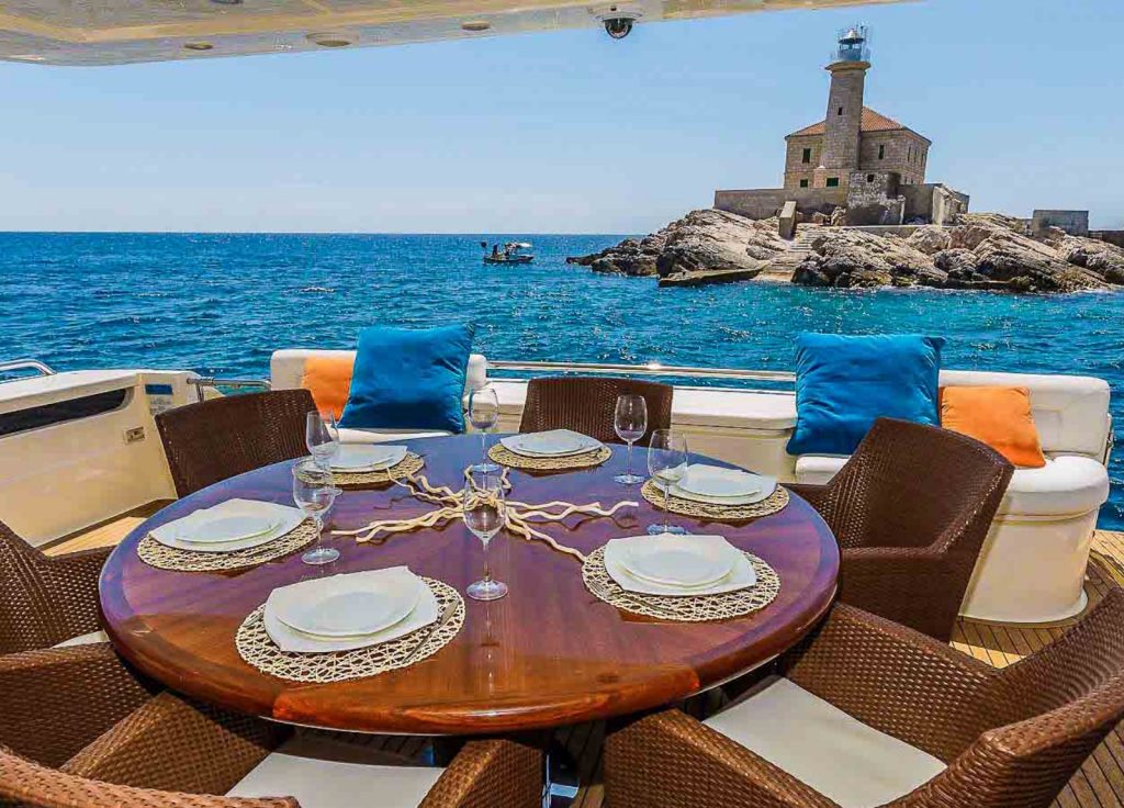 Ferretti 880 "Miss Katariina" – Essbereich