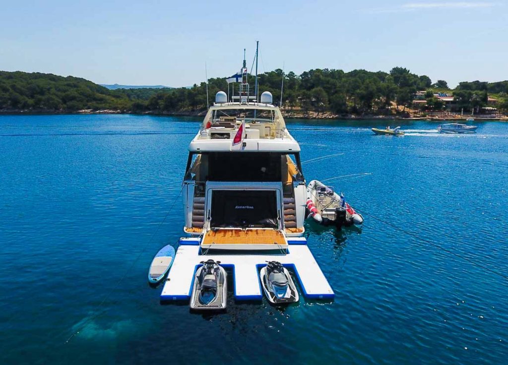 Ferretti 880 "Miss Katariina" – Wasserspielzeug
