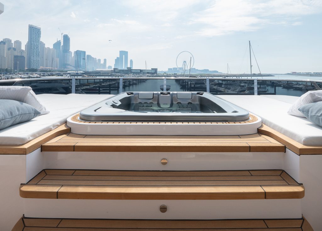 Majesty 120 "Olivia" – Jacuzzi