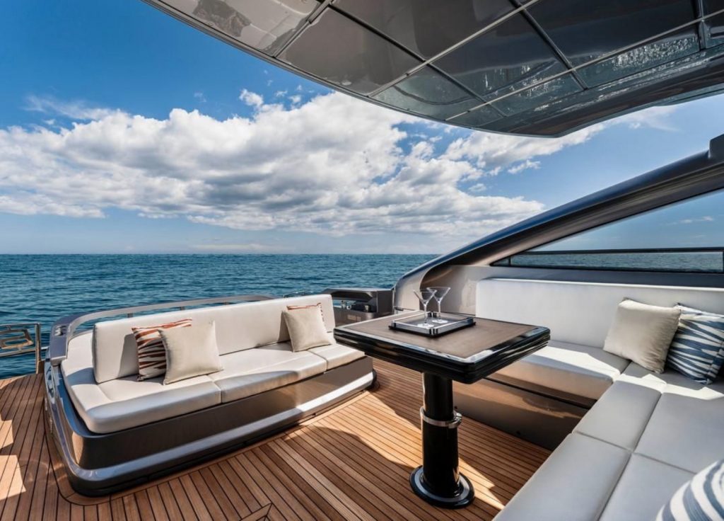 Pershing 6X "Saints" – Essbereich