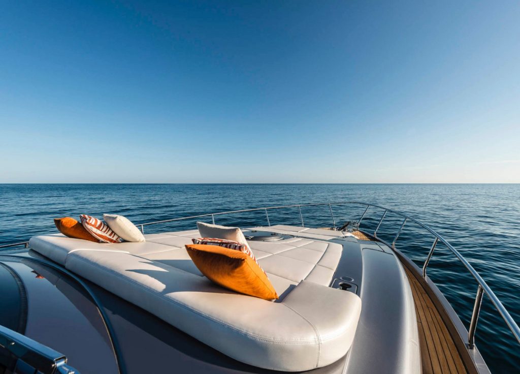 Pershing 6X "Saints" – Lounge