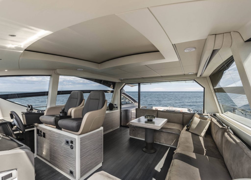 Pershing 6X "Saints" – Salon