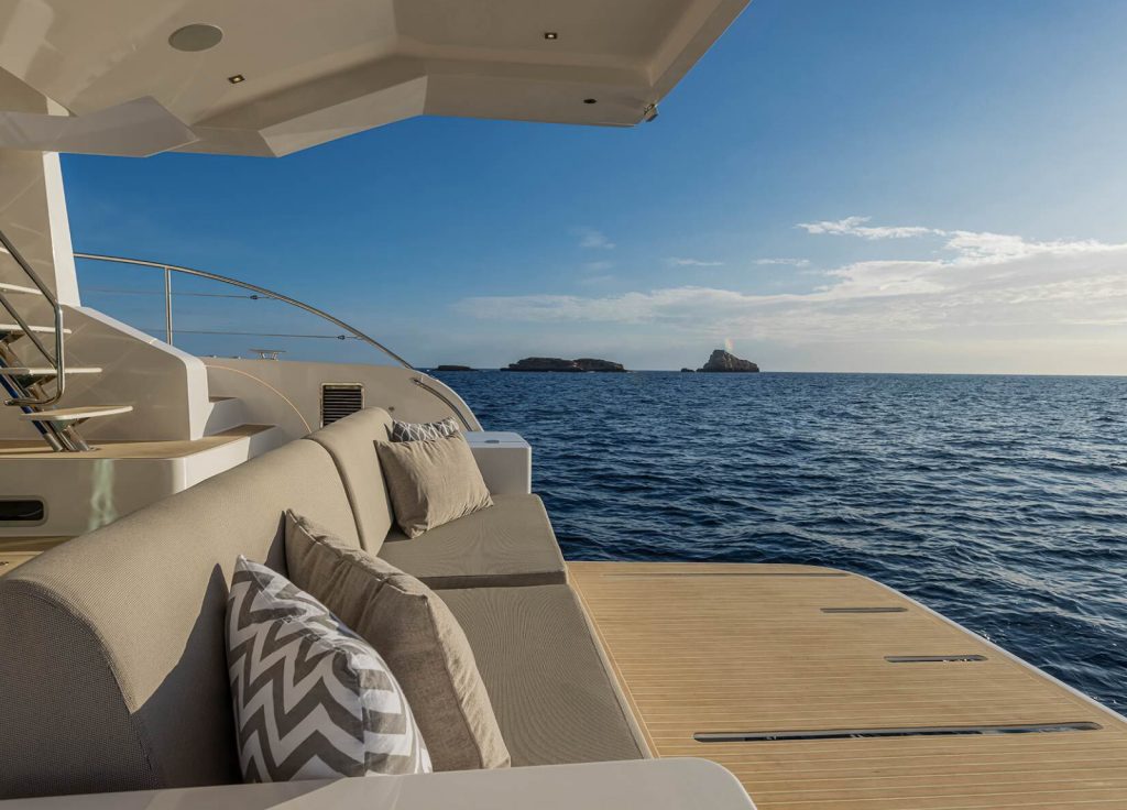 Silent Yachts "Silent Dream" – Badeplattform
