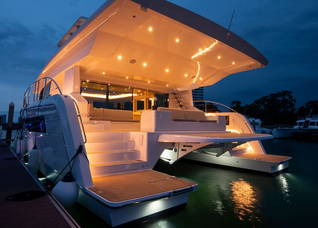 Silent Yachts "Silent Dream" – bei Nacht