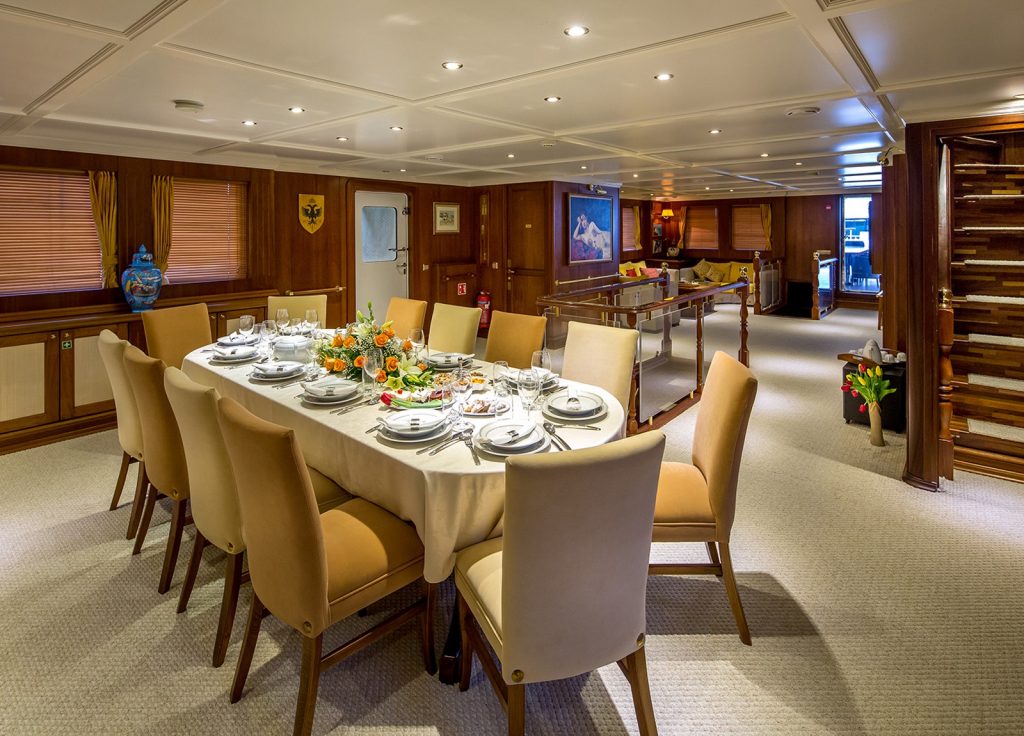 Aegean Yachts 131 "Donna Del Mare" – Essbereich