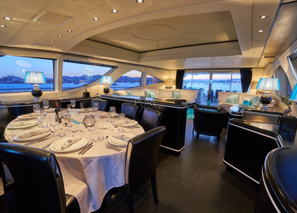Mangusta 130 "Mrs Grey" – Essbereich