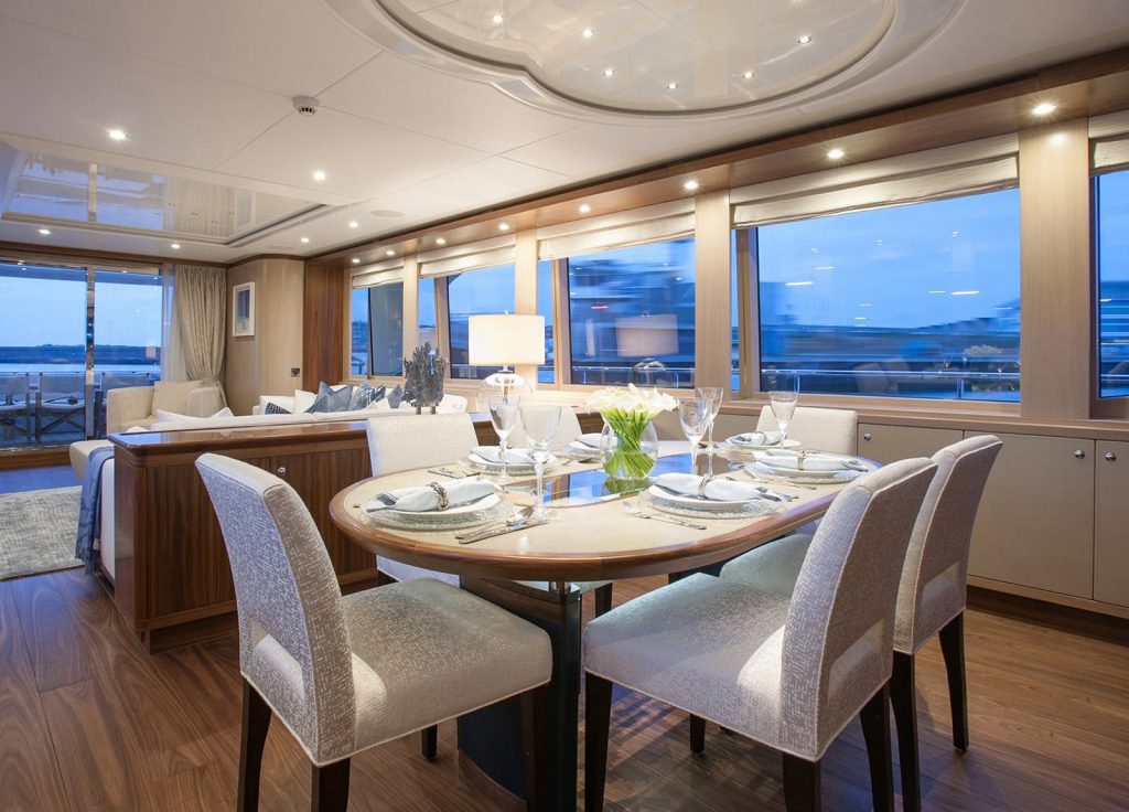 Mulder 28,6m "Firefly" – Dining area