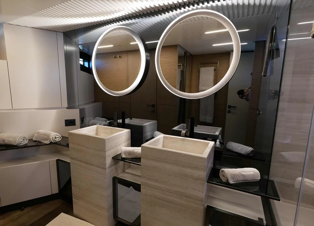 Ferretti 920 "Nineteen 42" – Bad