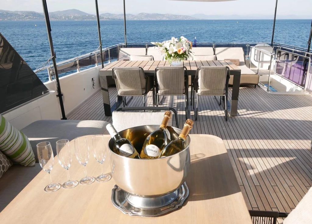Ferretti 920 "Nineteen 42" – Flybridge