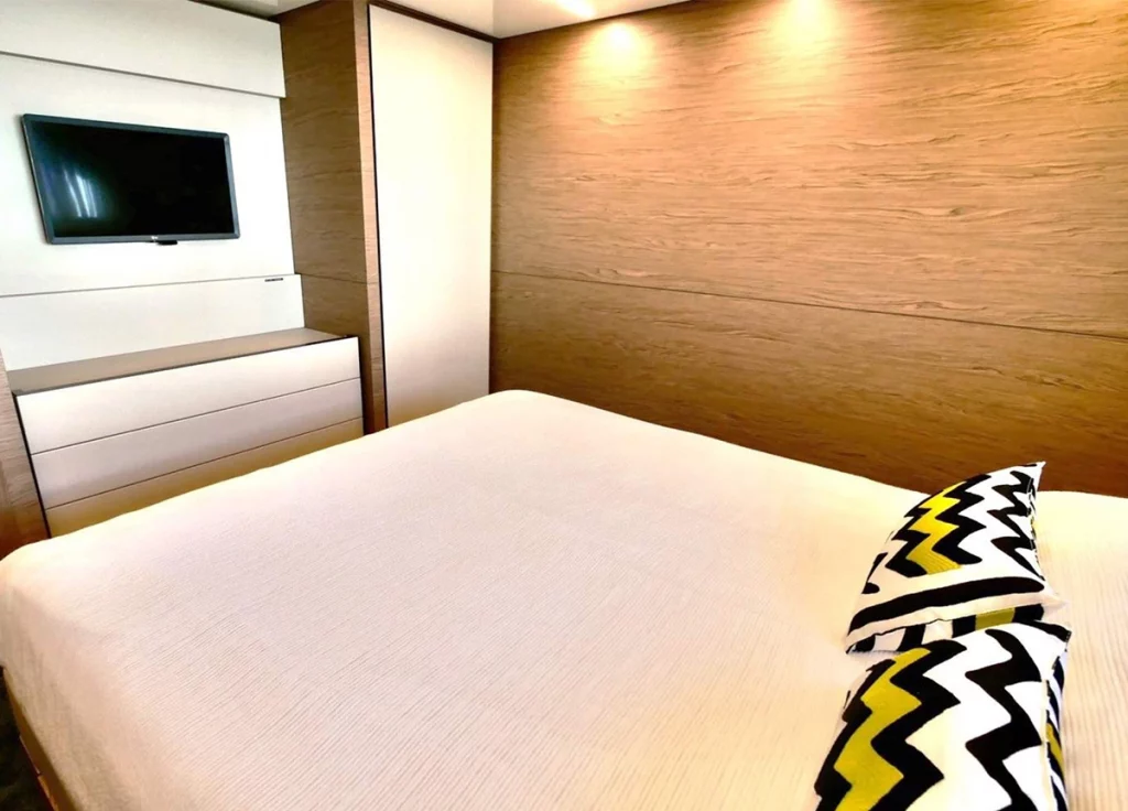 Ferretti 920 "Nineteen 42" – VIP-Kabine