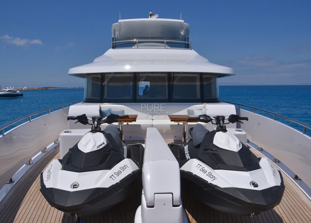 Vanquish 82 “Sea Story” – jet ski