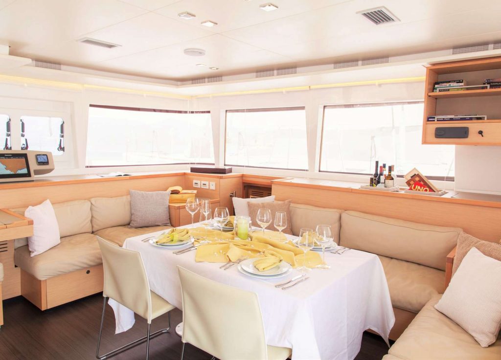 Lagoon 560 S2 "Moya" – Lounge