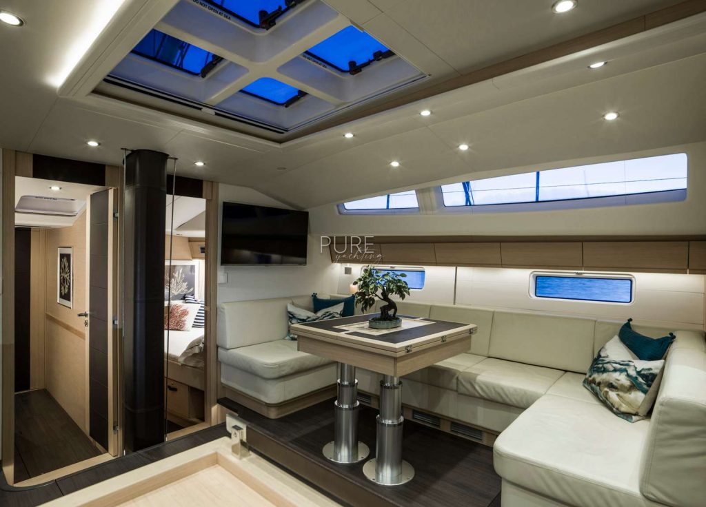 Jeanneau 64 "Thea of Southampton" – Lounge