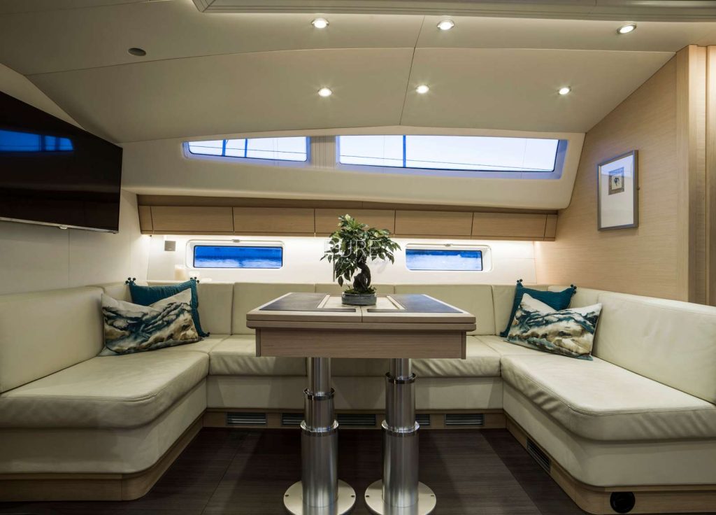 Jeanneau 64 "Thea of Southampton" – Lounge