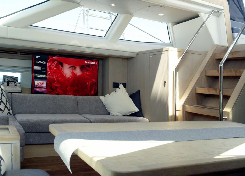 Oyster 825 "Champagne Hippy" – Lounge
