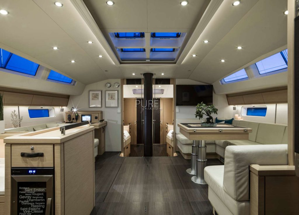 Jeanneau 64 "Thea of Southampton" – Lounge