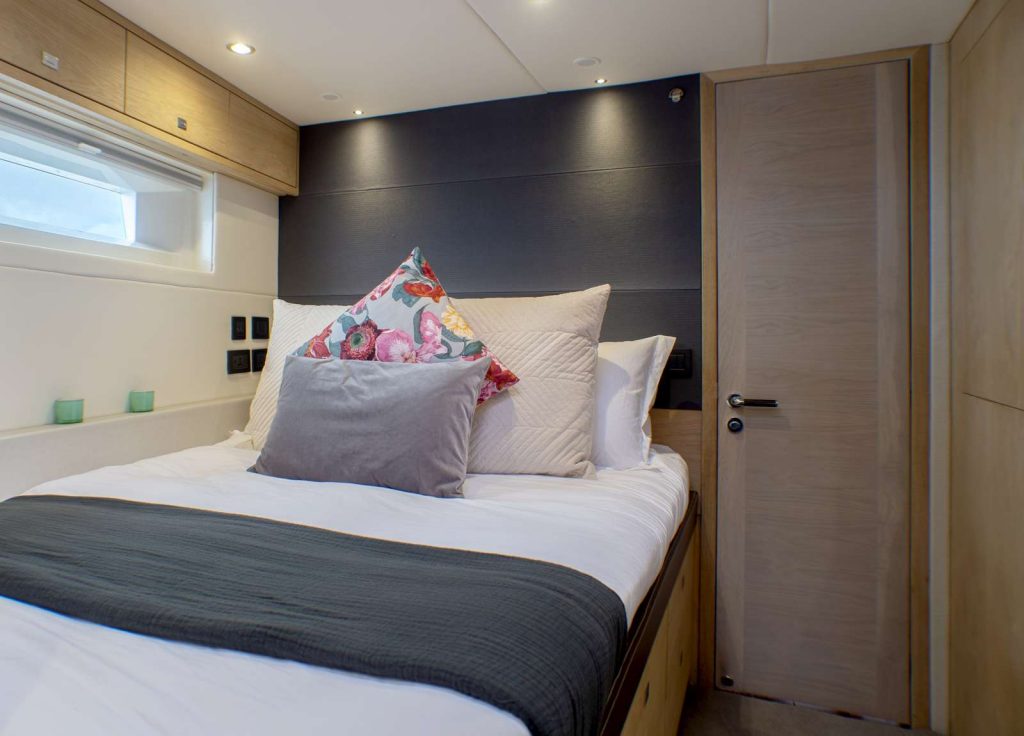 Oyster 825 "Champagne Hippy" – VIP-Kabine