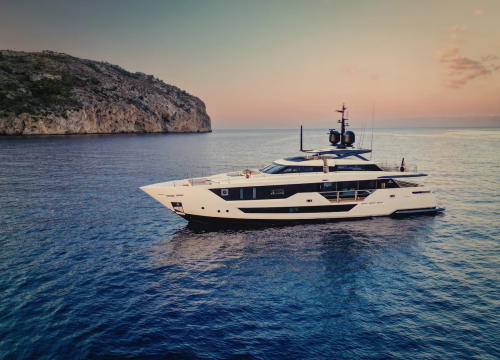 Luxusyacht Custom Line 33m "Alvium"