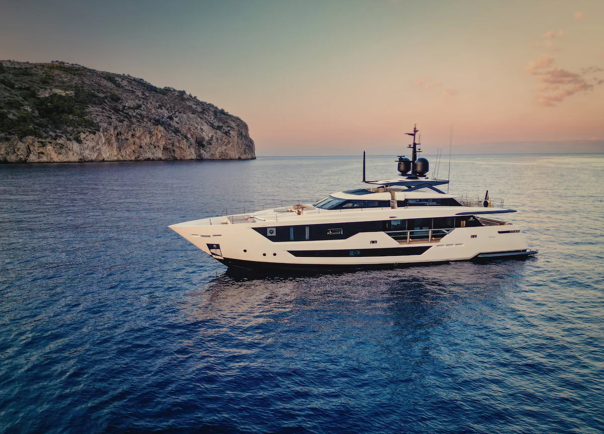 Luxusyacht Custom Line 33m "Alvium"