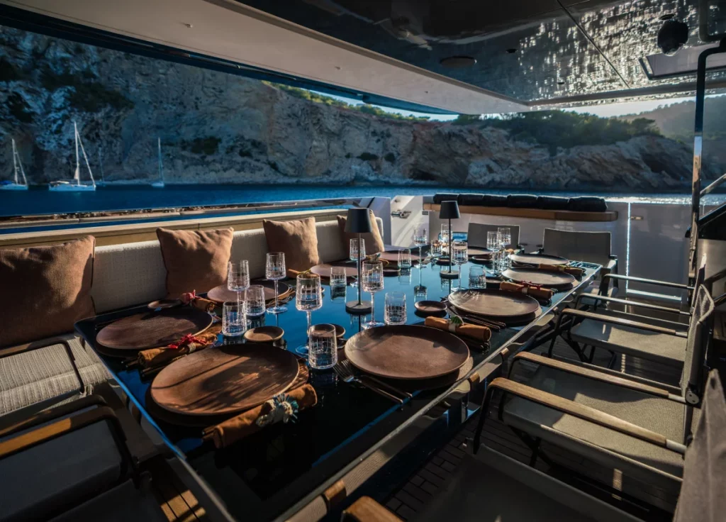 Custom Line 33m "Alvium" – Essbereich