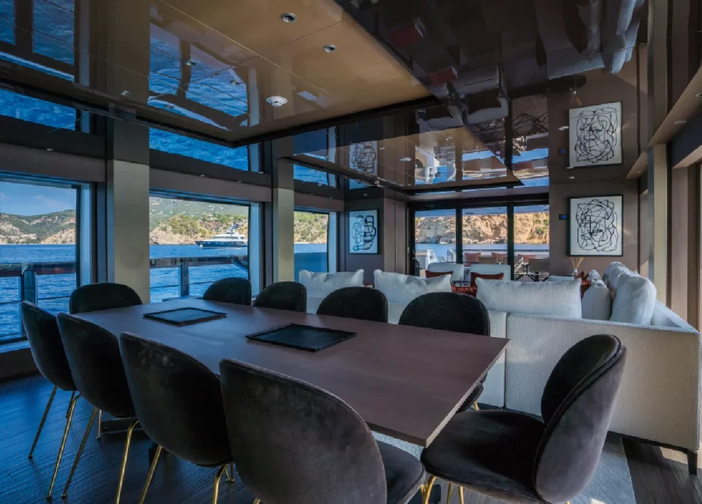 Custom Line 33m "Alvium" – Essbereich